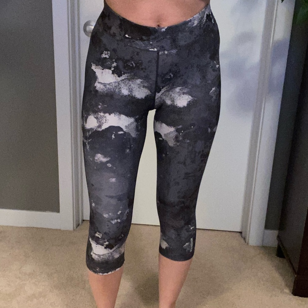 Grey patterned leggings